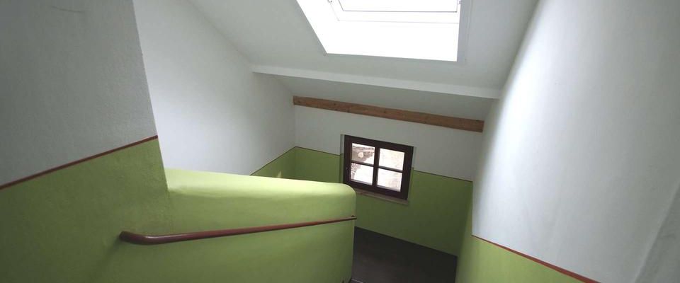 2-Zimmer-DG-Wohnung mit BALKON, offene Küche, Badewanne - frisch renoviert - Photo 1