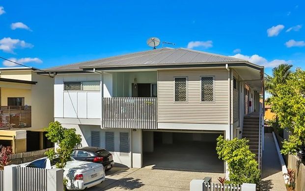 PET FRIENDLY – LARGE GRASSED COURTYARD, SPACIOUS GROUND FLOOR UNIT - Photo 1