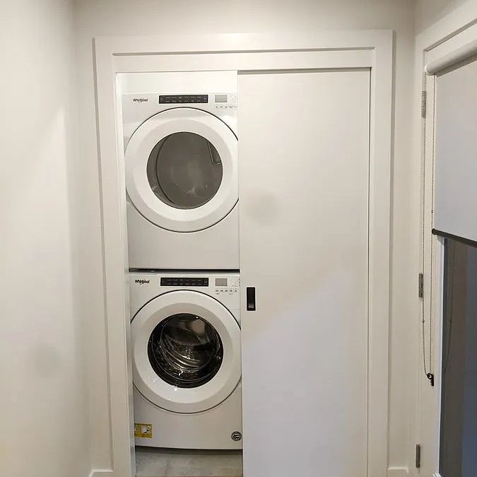 Modern Studio Unit with Private Entrance – Great Access to Downtown - Photo 1