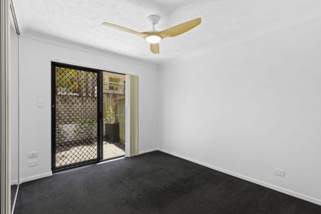 Fully Renovated Luxurious Ground-Floor Corner Apartment with Private Courtyard - Photo 4