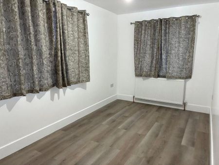 4 bedroom semi-detached house to rent - Photo 3