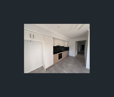 Modern 3 Bedroom family Home located in Family Friendly Suburb - Photo 1