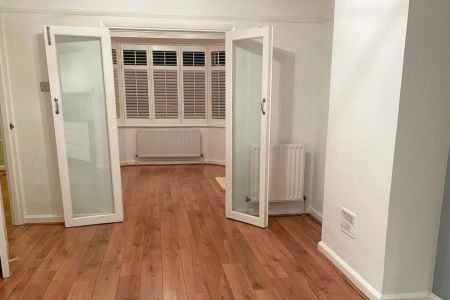 Cottimore Avenue, Walton On Thames, Surrey, KT12 - Photo 2