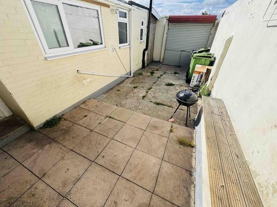 4 bedroom bungalow to rent - Photo 1