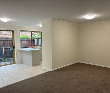 3 Bedroom Townhouse with Fresh Carpet - Photo 6