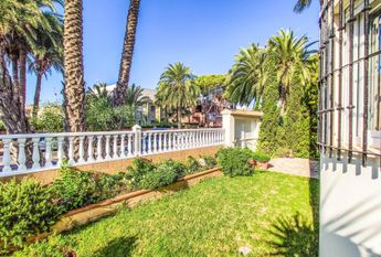 Chalet Vacacional con la piscina privada en La Zenia