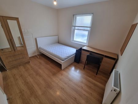 2 Bed Student Accommodation - Photo 2