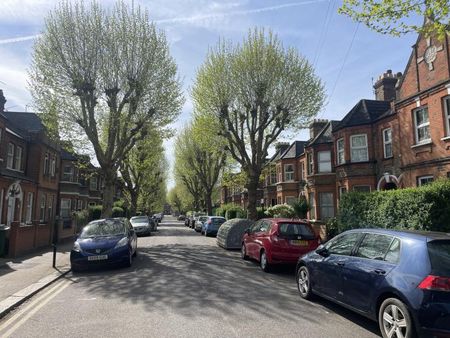 Double room with sole use of bathroom in Blackhorse rd , Walthamstow - Photo 4