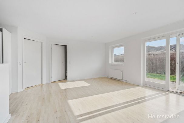 Attraktivt 1-plans rækkehus i Holluf Pile med egen have og parkering - Photo 1