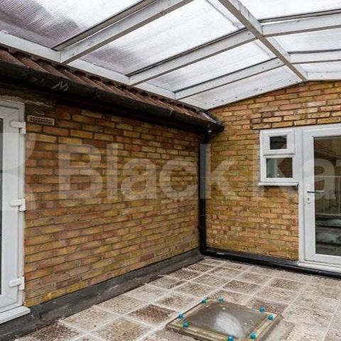 Stunning three bed two bath property set within a private development - Photo 1