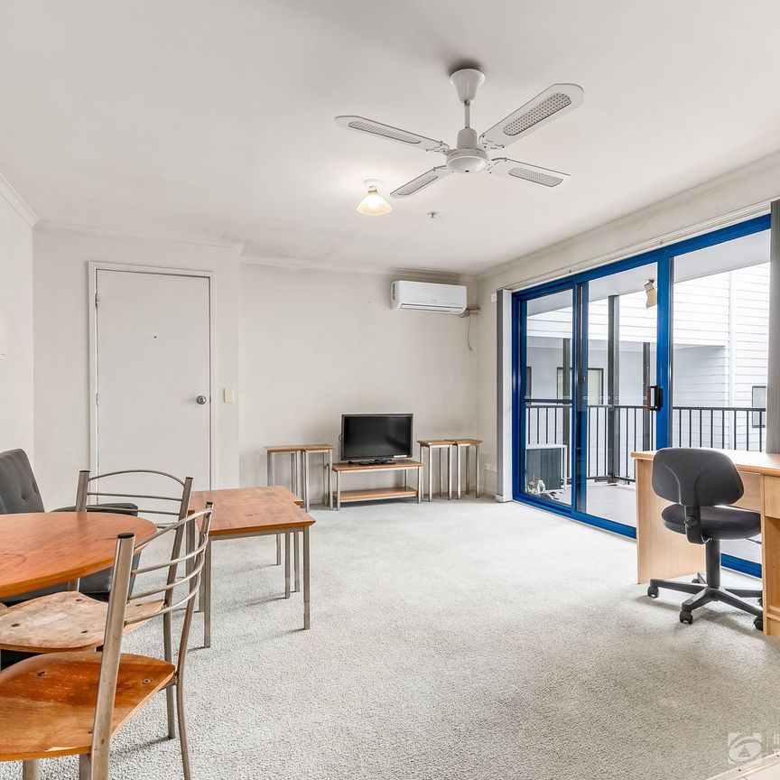 For Lease: Fully Furnished 2-Bedroom Apartment – Prime Location in Bundoora - Photo 1