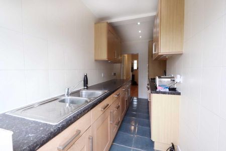 3 bedroom terraced house to rent - Photo 3