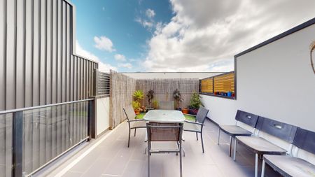 Sleek, Spacious & Convenient - Photo 4