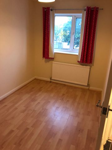 Available Lovely 3 Bedroom House Queens Park - Photo 5