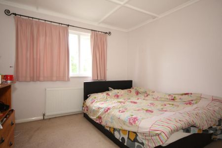 3 bedroom flat to rent - Photo 4