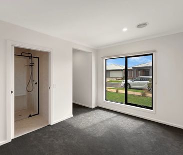 🏡 Brand New 5-Bedroom House in Brookfield - Photo 3