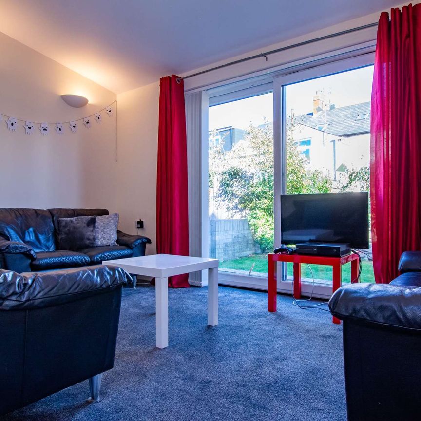 Contemporary five bedroom house in prime location - Photo 1