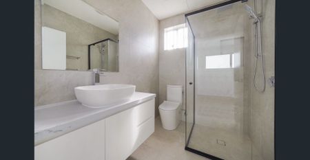 Near new luxurious home in prime location in the beautiful suburb of Macarthur Heights! - Photo 2