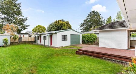 Three-bedroom home in Te Atatu Peninsula - Photo 2