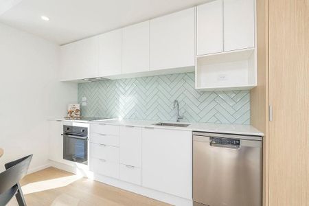 Top floor apartment with Water and City views - Photo 3