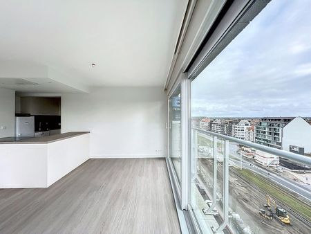 Prachtig gelegen, zeer goed georiënteerd hoekappartement met zicht op zee over het Heldenplein. - Foto 2