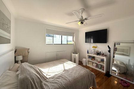 SPACIOUS FOUR BEDROOM TOWNHOUSE - Photo 4