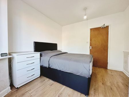 1 bedroom in a house share to rent - Photo 2