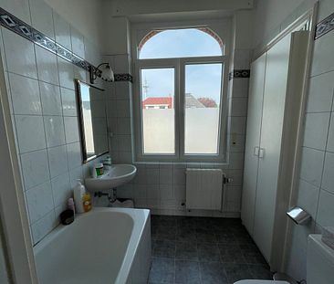 Ruhige, zentral gelegene, charmante Wohnung mit hohen Decken inklusive Garage und schönem Balkon. - Foto 2