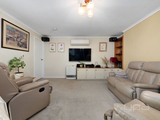 4 BEDROOM FAMILY HOME WITH MULTIPLE LIVING AREAS - Photo 1