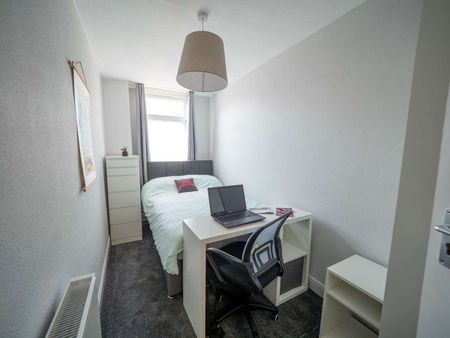 Cambridge Street Room 4 - Photo 4