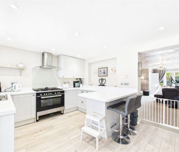 3 bedroom House in Harlech Road, Camberley - Photo 2