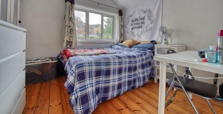 4 bedroom semi-detached house to rent - Photo 5