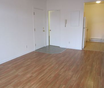 3 1/2 Rénové Centre-Ville, Près UTRQ - Photo 2