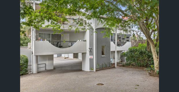 Low maintenance unit in ideal location - Photo 1