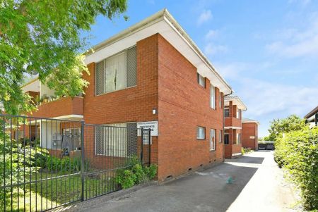 “Neat & Convenient Ground Floor Living” - Photo 4