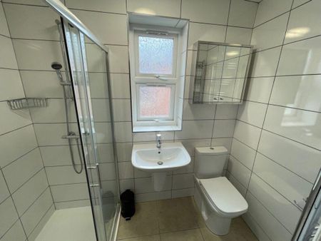 4 bedroom terraced house to rent - Photo 5
