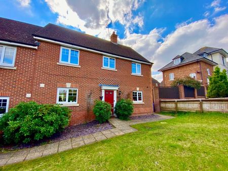 Bendeng Close, Fleet - 4 bedrooms Property for lettings - Seymours - Photo 2