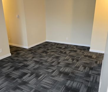 Beautiful Modern Top Floor 2 Bedroom Available Now! - Photo 1