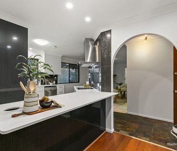 Charming lowset house: Newish renovations, Morden kitchen, huge outdoor entertainment. - Photo 3