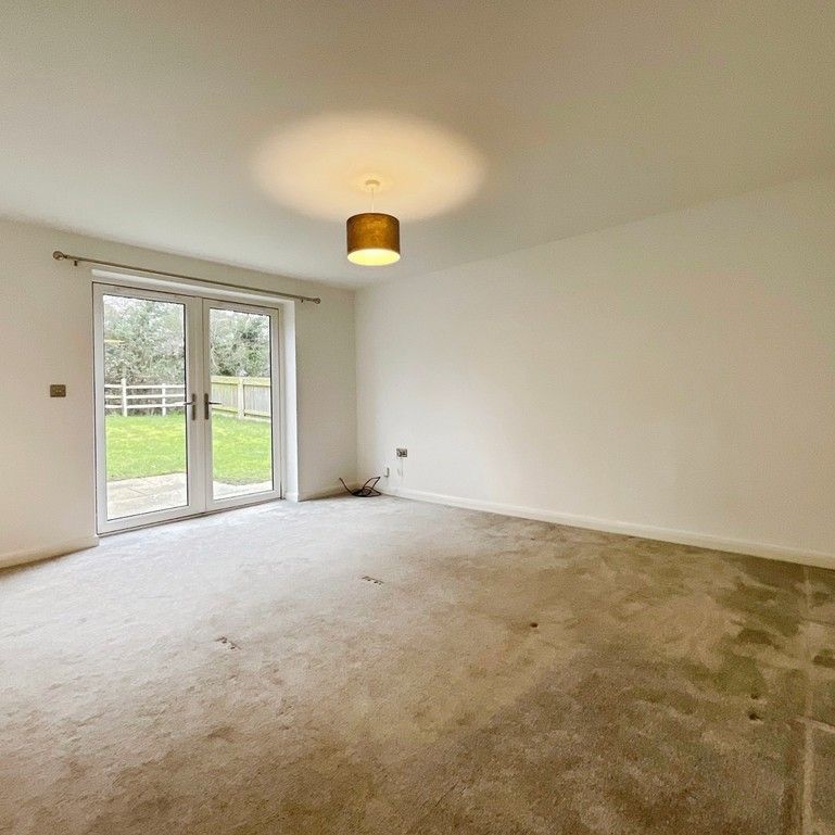 3 bedroom Semi-Detached House to let - Photo 1