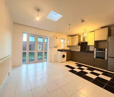 3 bedroom flat to rent - Photo 4