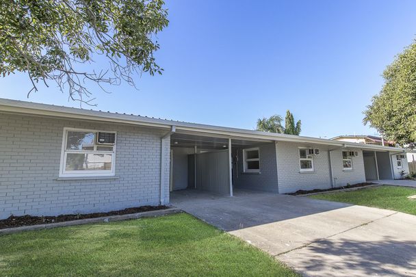 Fresh, Low-Maintenance Living in a Convenient Rosslea Location! - Photo 1