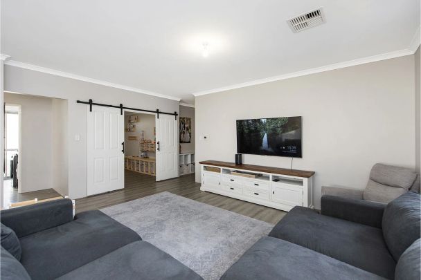 Stylish, Spacious & Seconds from the Sea - With Rear Roller-Door Access - Photo 1