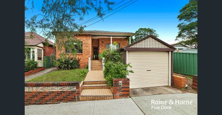 Superb 5 Bedroom Family Home | Extra Convenient Location - Photo 2