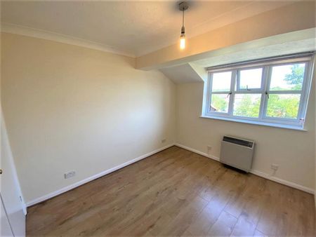 Palace Court, Woking, Surrey, GU21 - Photo 2