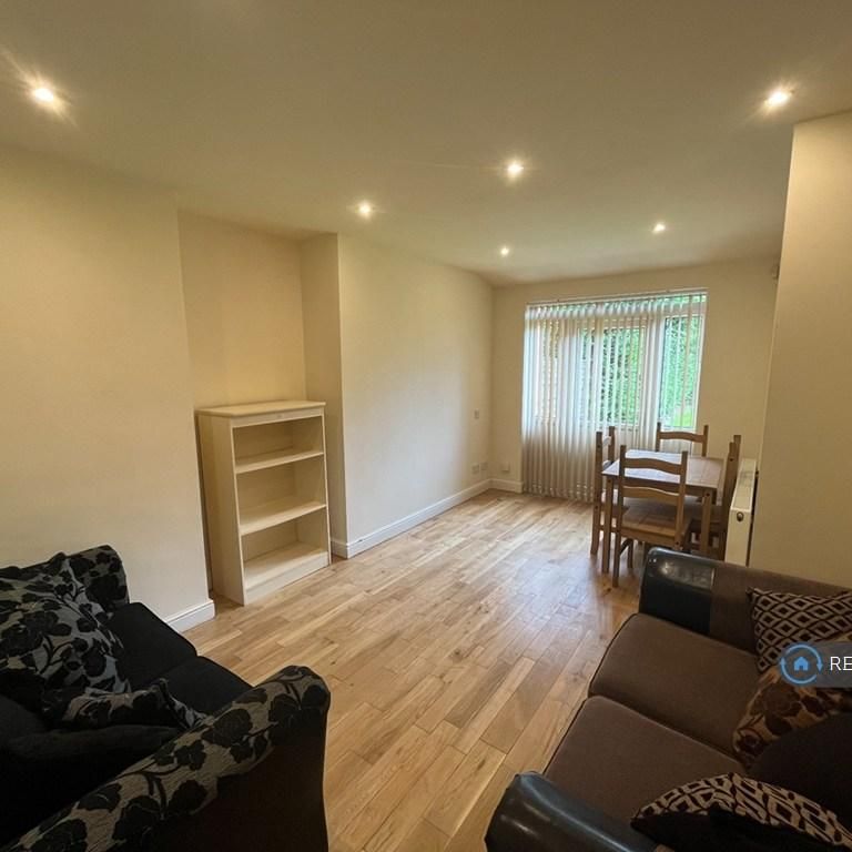 6 bedroom semi-detached house to rent - Photo 1