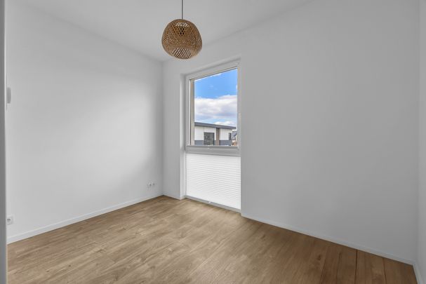 Kompaktowy nowoczesny dom z ogródkiem w Słominie - Photo 1