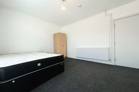 Large Furnished Room To Let - HP11 - Photo 3