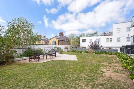 Well-located contemporary art deco style two bed apartment with secure garage space - Photo 3