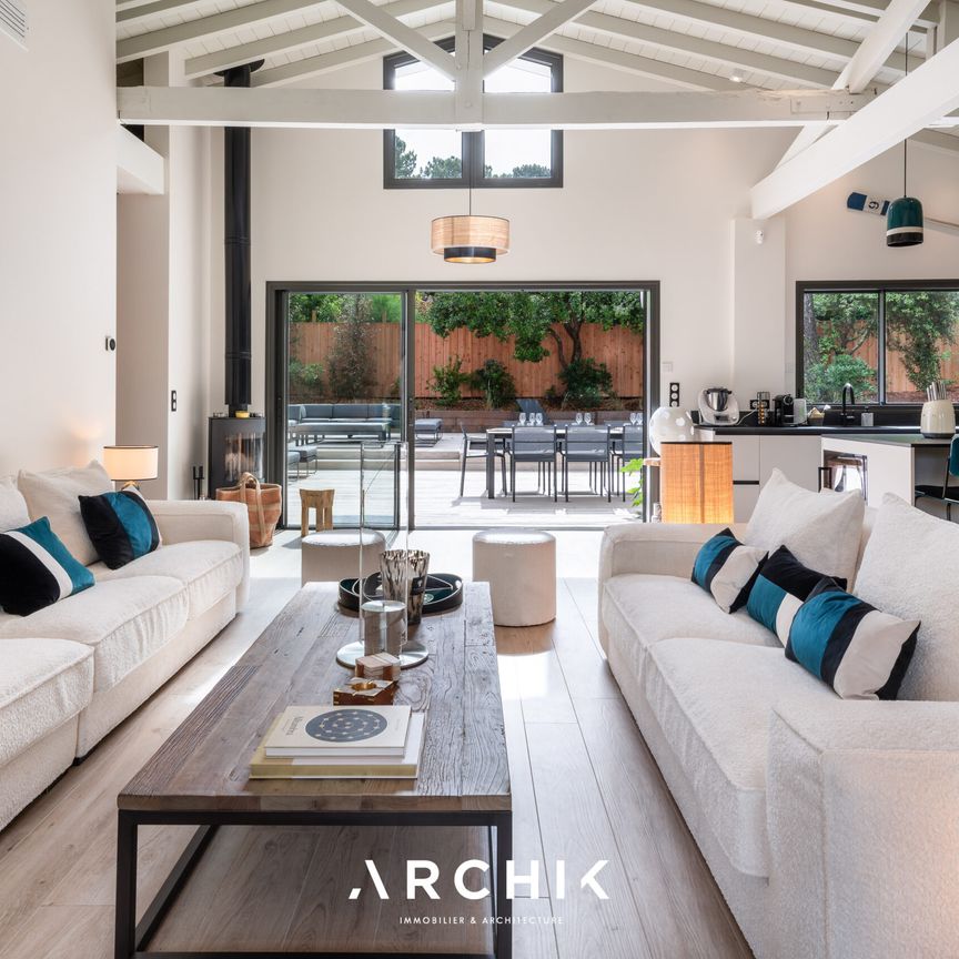 Architecture Basco-Landaise, cette maison Gaume d'environ 210 m2 est bâtie sur un beau terrain arboré de 1 500 m2, dans le quartier de Pyla sur Mer à deux minutes à pied de la plage. - Photo 1